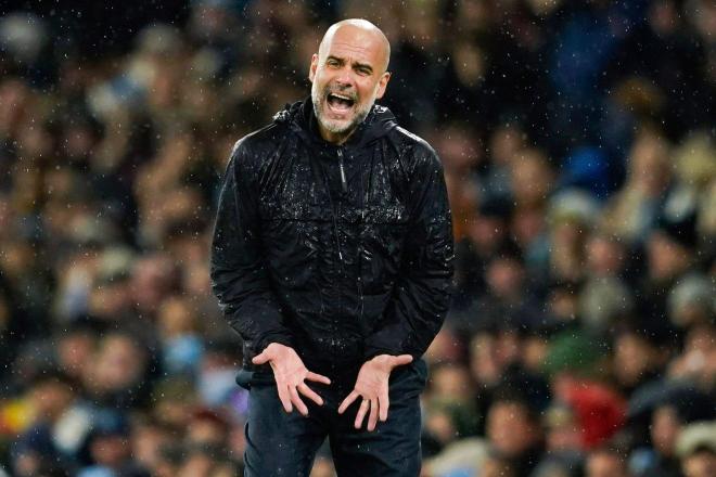 Pep Guardiola da indicaciones a sus jugadores en el Manchester City-Liverpool (FOTO: Cordón Press)