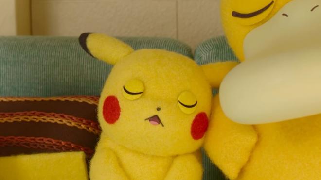 Pikachu dormido junto a Psyduck en el último capítulo de La conserje pokémon.