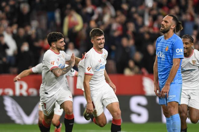Kike Salas celebra su gol en el Sevilla-Mallorca (Foto: Kiko Hurtado).