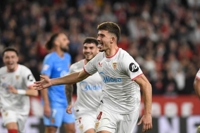 Kike Salas celebra su gol en el Sevilla-Mallorca (Foto: Kiko Hurtado).