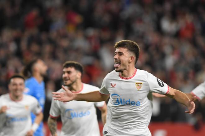 Kike Salas celebra su gol en el Sevilla-Mallorca (Foto: Kiko Hurtado).