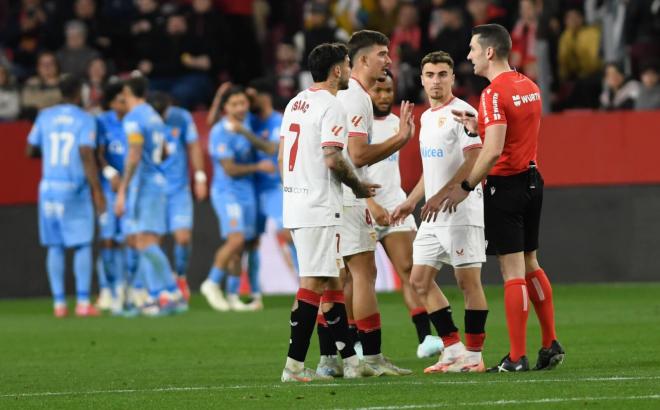 Los jugadores del Sevilla protestan el gol del Mallorca a Muñiz Ruiz (Foto: Kiko Hurtado).