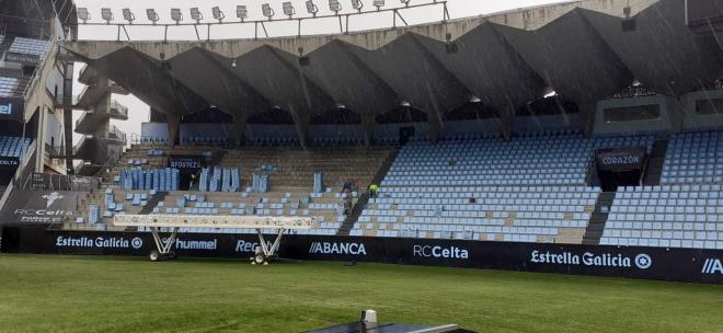 Retirada de las butacas en la Grada de Gol (Foto: Concello de Vigo).