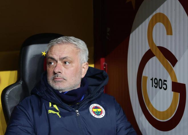 Mourinho, en el banquillo del Galatasaray (FOTO: EFE).