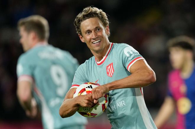 Marcos Llorente celebra su gol en Montjuic (EFE)