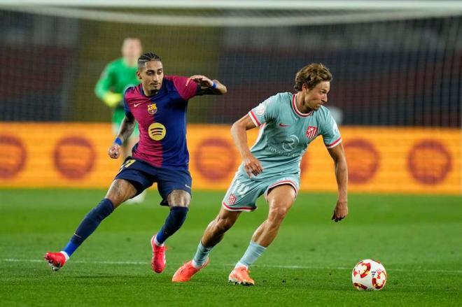 Raphinha y Marcos Llorente pugnan por un balón. (Foto: EFE)