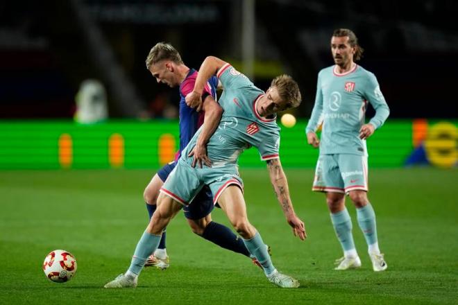 Dani Olmo frente a Pablo Barrios. (Foto: EFE)