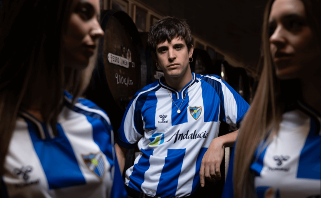 El Málaga presenta la nueva camiseta retro (FOTO: Málaga CF).