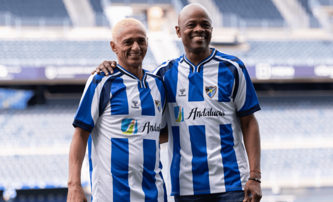 Darío Silva y Dely Valdés saltan a La Rosaleda con la nueva camiseta retro del Málaga (FOTO: