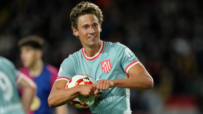 Marcos Llorente celebra su gol en Montjuic (EFE)