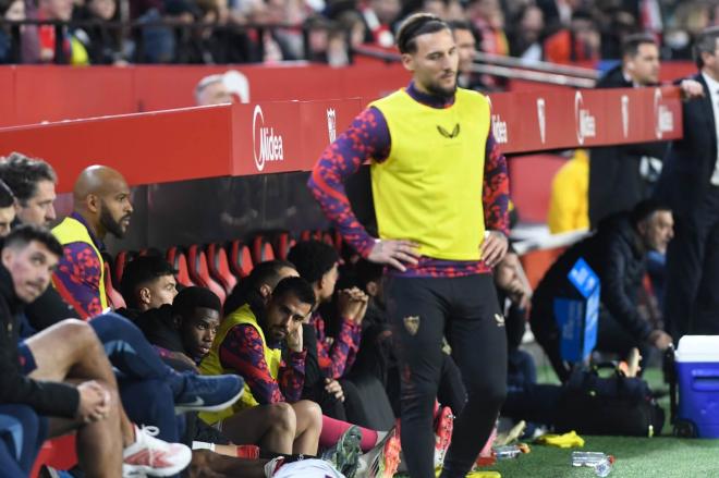 Gudelj, calentando ante el Mallorca (Foto: Kiko Hurtado)