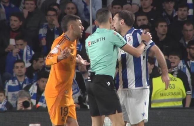 Sánchez Martínez, mediando entre Oyarzabal y Dani Ceballos.