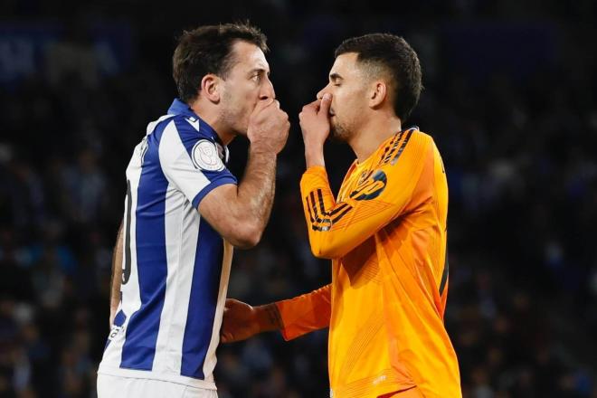 Mikel Oyarzabal y Dani Ceballos, dialogando después de los insultos (Foto: Cordon Press)