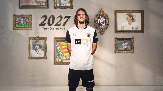 Yarek Gasiorowski amplía su contrato