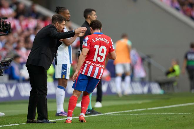 Simeone da instrucciones a Julián Álvarez (Cordon Press)