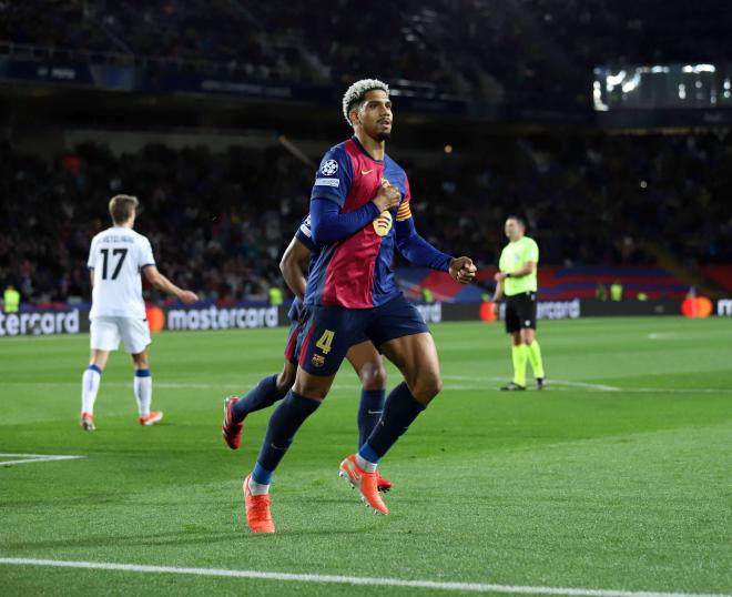 Ronald Araújo celebra un gol con el Barça (Cordon Press)