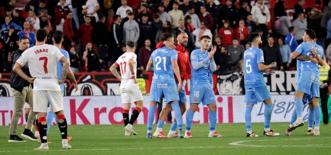 Los jugadores del Mallorca celebran su empate en el Sánchez-Pizjuán (Foto: Cordon Press).