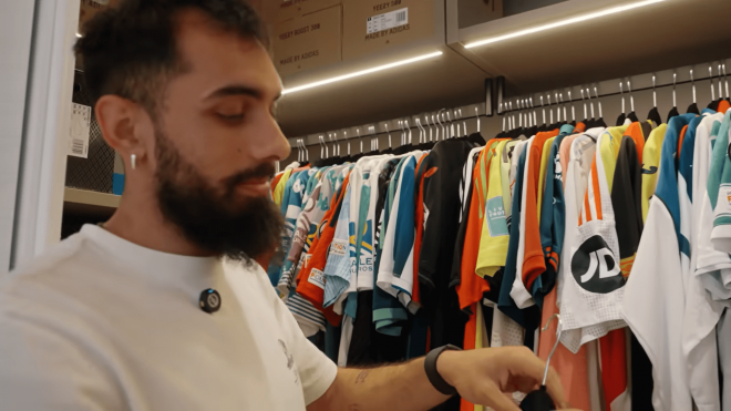 Borja Iglesias muestra su colección de camisetas. (Foto: YouTube)