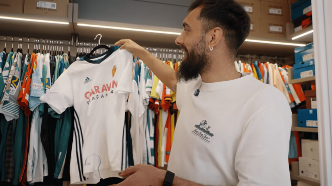 Borja Iglesias con su camiseta del Real Zaragoza. (Foto: YouTube)