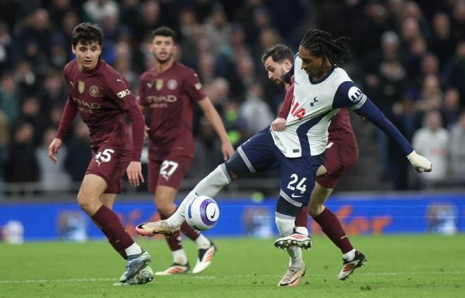 Abdukodir Khusanov ante el Tottenham. (Foto: EFE)