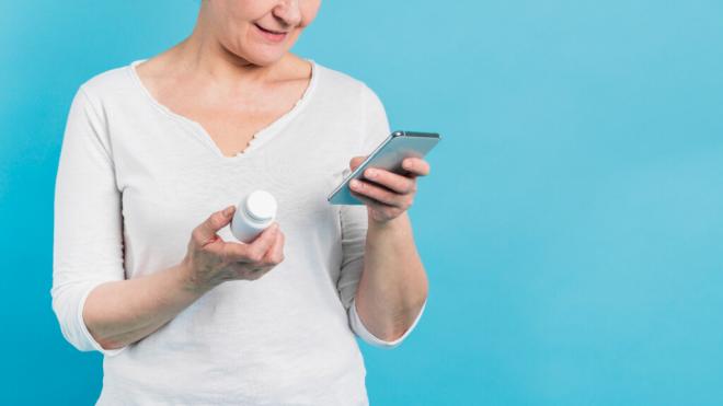 Mujer leyendo el prospecto digital de un medicamento (Foto: Freepik)