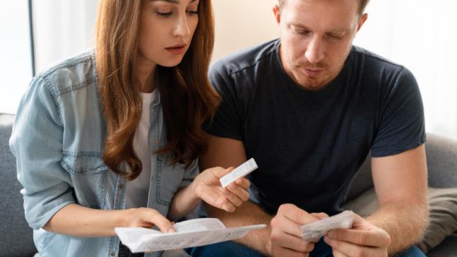 Pareja leyendo el prospecto en papel de un test (Foto: Freepik)