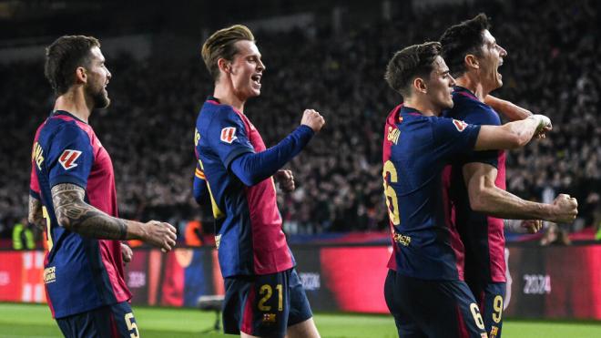 Los jugadores del FC Barcelona celebran un gol de Lewandowski (Cordon Press)