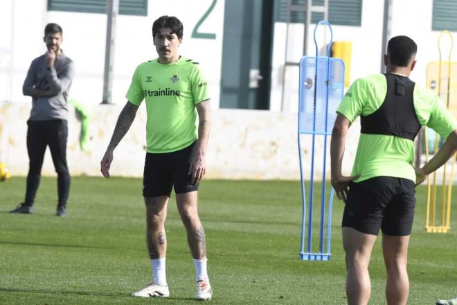 Bellerín y Vitor Roque, en el entrenamiento de este jueves (Foto: Kiko Hurtado).