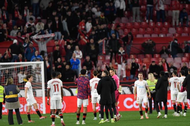 Los jugadores del Sevilla se despiden del Sánchez-Pizjuán (Foto: Kiko Hurtado).