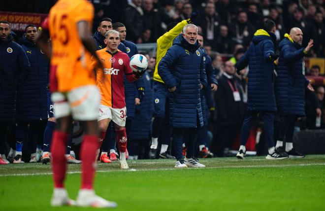 Mourinho, en el partido de Fenerbahce contra el Galatasaray (FOTO: Cordón Press)