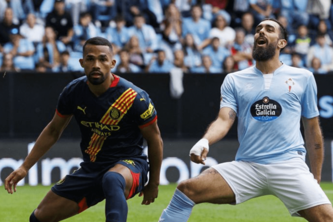 Borja Iglesias ante Yangel Herrera (Foto: LaLiga).