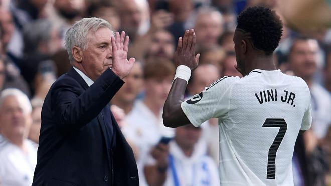 Ancelotti felicita a Vinicius tras un partido del Real Madrid (Cordon Press)