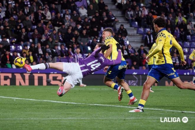 Latasa intenta rematar ante Las Palmas.