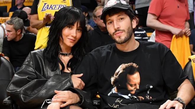 Aitana y Sebastián Yatra, en un partido de los Lakers (Getty Images)