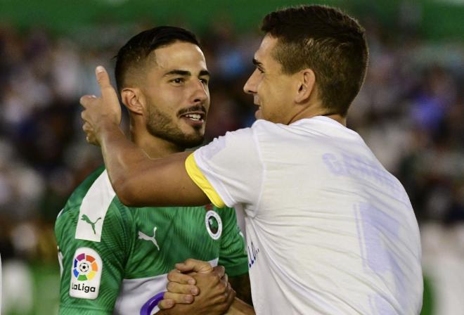 Nico Hidalgo saludaba a Jon Ander Garrido en un Racing - Cádiz (Foto: LALIGA).