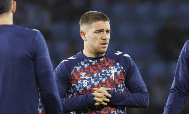 Sergio Carreira calienta con el Celta de Vigo (Foto: LALIGA).