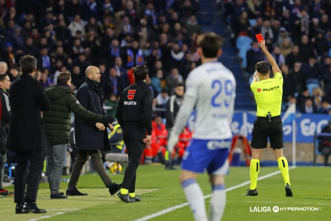 El árbitro enseña tarjeta roja al banquillo del Real Zaragoza (Foto: LALIGA).