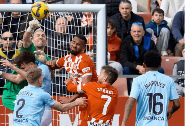 Despeje de puños de Vicente Guaita (Foto: LaLiga).