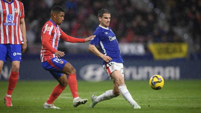 Iñigo Ruiz de Galarreta la toca ante el Atlético de Madrid en el Metropolitano (Foto: Athletic Club).