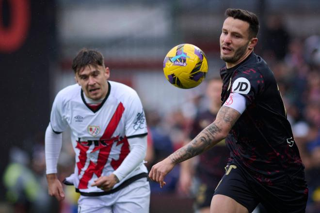 Saul Ñíguez, jugador del Sevilla, ante el Rayo Vallecano (Foto: Cordon Press).