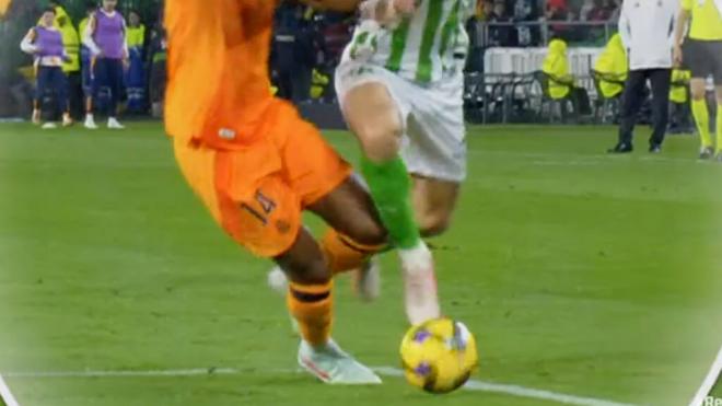 El polémico penalti que reclama el Real Betis.