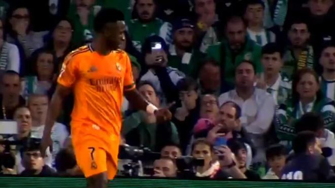 El gesto de Vinicius JR a la grada del Benito Villamarín.