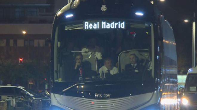 El autobús del Real Madrid abandona el Villamarín