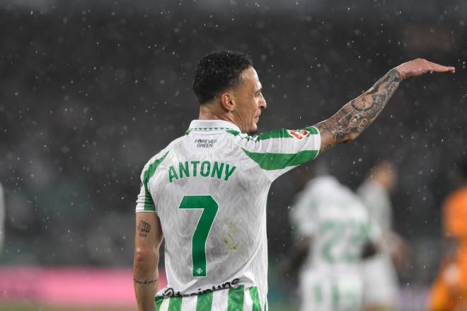 Antony, ante el Real Madrid (Foto: Kiko Hurtado).