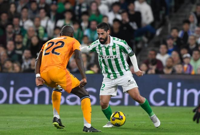 Isco Alarcón, ante Rudiger, en el Betis-Real Madrid (Foto: Kiko Hurtado).