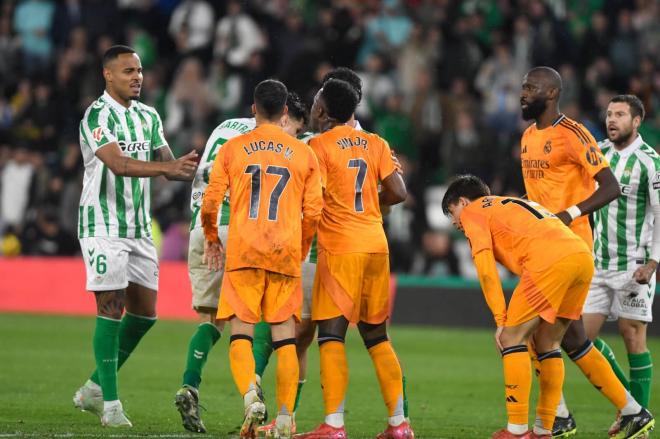 Vinicius JR, discutiendo con algunos de los jugadores del Betis (Foto: Kiko Hurtado).