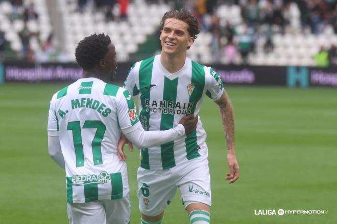 Álex Sala celebra uno de sus goles en el Córdoba - Granada (Foto: LALIGA).