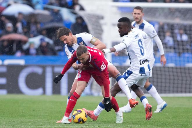 Borja Mayoral protege un balón en el Leganés-Getafe (Foto: LaLiga).