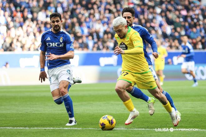 David Mella trata de regatear en el Real Oviedo - Deportivo (Foto: LALIGA).