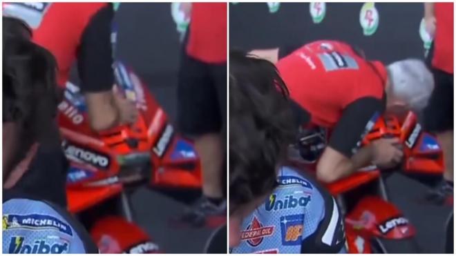 Gigi Dall'Igna, dando un beso a la moto de Marc Márquez tras la carrera en Tailandia (Foto: MotoGP